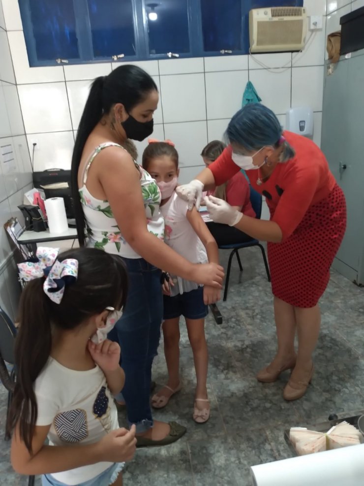 Vacinadoras se fantasiam para imunizar crianças em Amambai