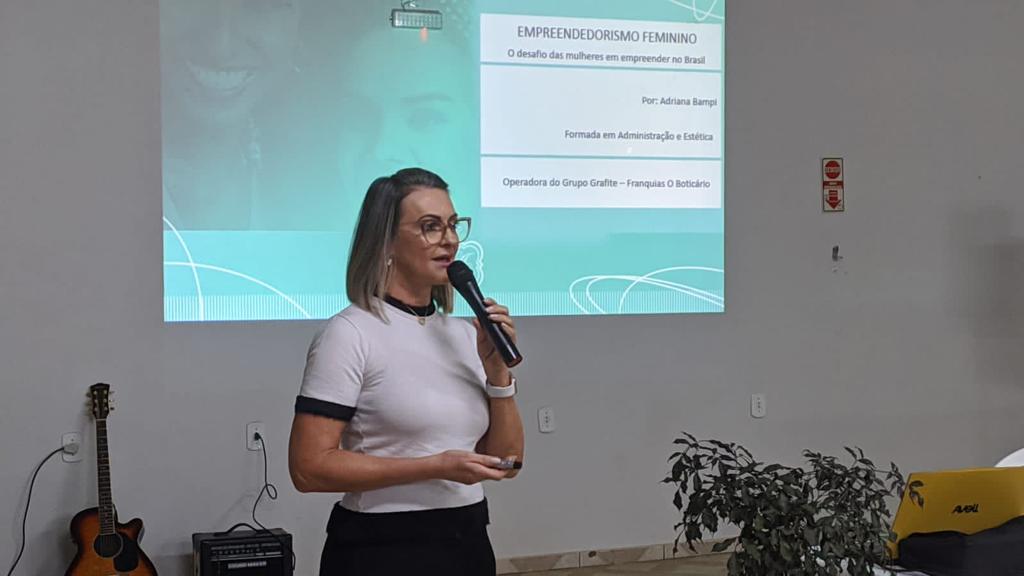 Empresária Adriana Bampi ministrou palestra de incentivo à mulheres empreendedoras de Amambai