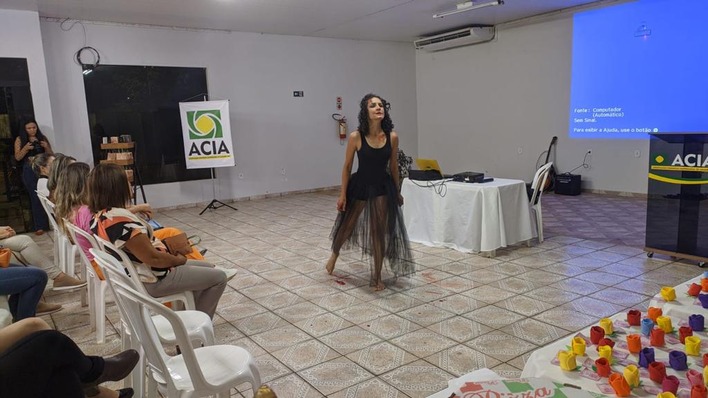 Empresária Adriana Bampi ministrou palestra de incentivo à mulheres empreendedoras de Amambai