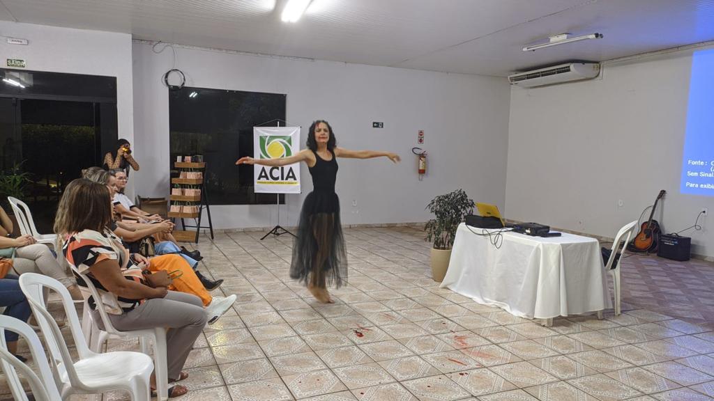 Empresária Adriana Bampi ministrou palestra de incentivo à mulheres empreendedoras de Amambai