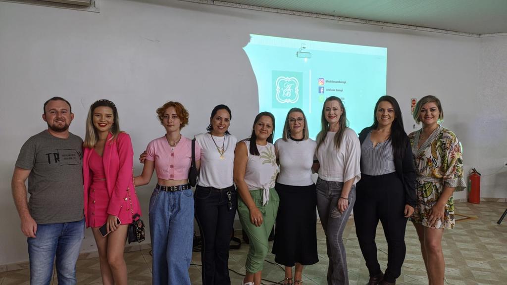 Empresária Adriana Bampi ministrou palestra de incentivo à mulheres empreendedoras de Amambai