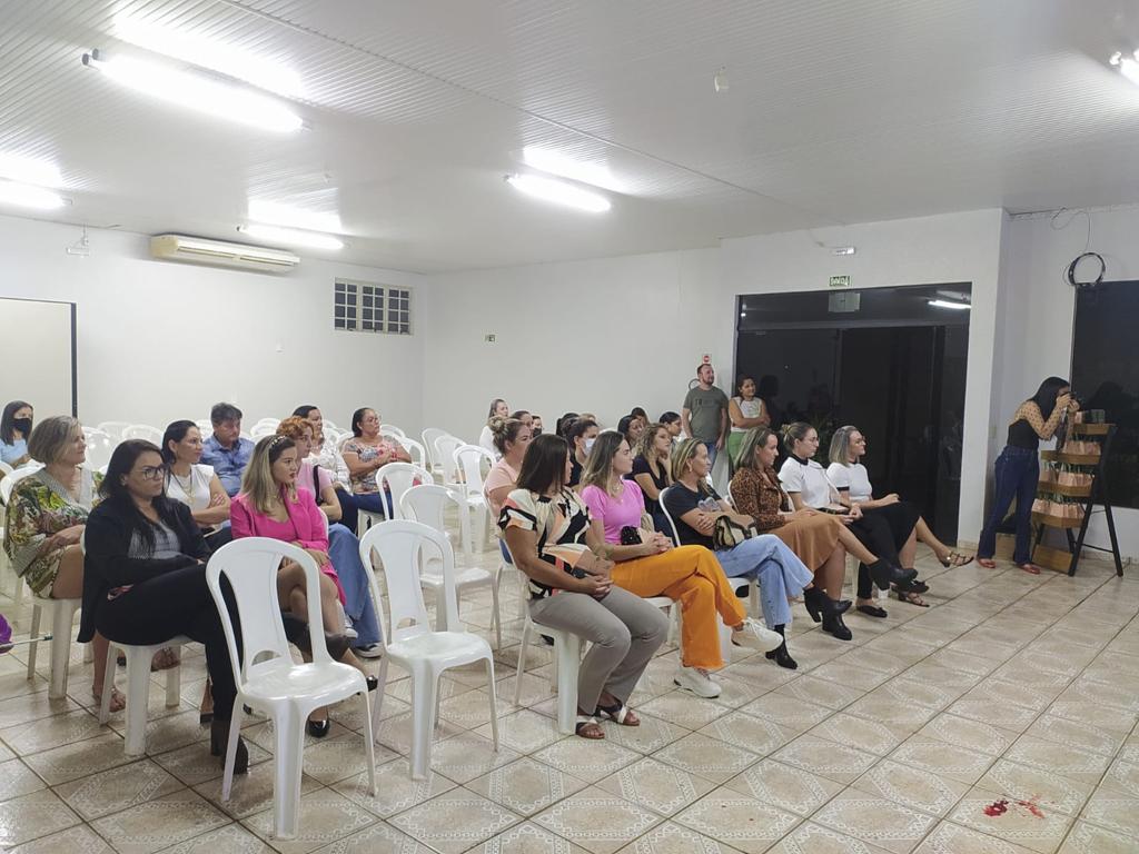 Empresária Adriana Bampi ministrou palestra de incentivo à mulheres empreendedoras de Amambai