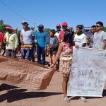 Demonstrando a força e beleza de sua cultura, Aldeia Limão Verde realiza passeata em rodovia