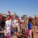 Demonstrando a força e beleza de sua cultura, Aldeia Limão Verde realiza passeata em rodovia