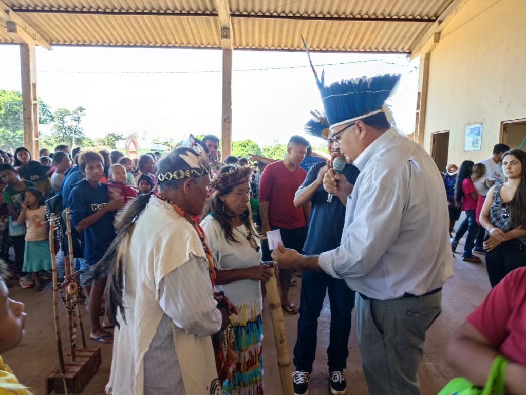 Prefeito Dr. Bandeira doa R$ 2.900 para ajudar na reconstrução da Casa de Reza da Aldeia Amambai