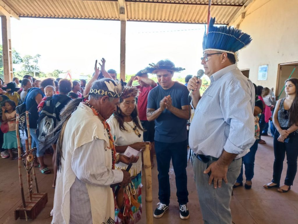 Prefeito Dr. Bandeira doa R$ 2.900 para ajudar na reconstrução da Casa de Reza da Aldeia Amambai