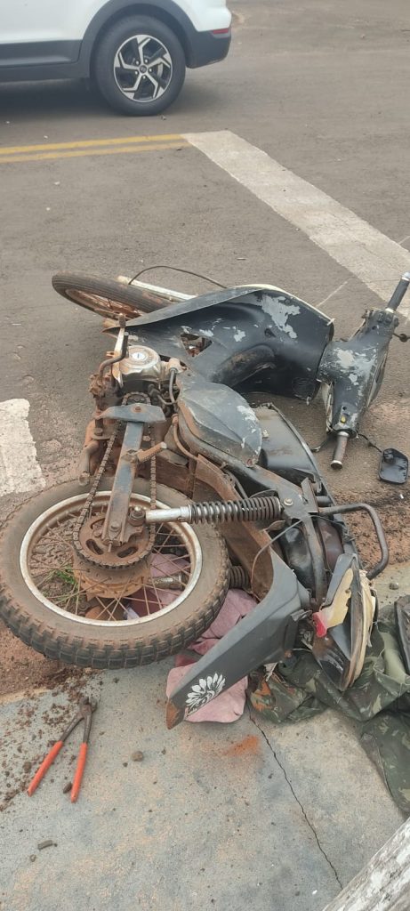 Motociclista fica ferido após colidir com carro em Amambai