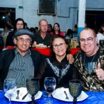 Com amigos e familiares, filiados do Simted comemoram o Dia do Professor com jantar e show