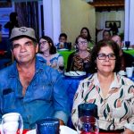 Com amigos e familiares, filiados do Simted comemoram o Dia do Professor com jantar e show