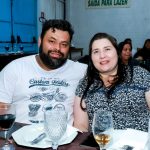 Com amigos e familiares, filiados do Simted comemoram o Dia do Professor com jantar e show