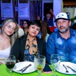 Com amigos e familiares, filiados do Simted comemoram o Dia do Professor com jantar e show