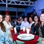 Com amigos e familiares, filiados do Simted comemoram o Dia do Professor com jantar e show