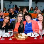 Com amigos e familiares, filiados do Simted comemoram o Dia do Professor com jantar e show