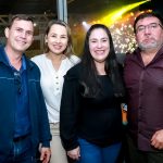 Com amigos e familiares, filiados do Simted comemoram o Dia do Professor com jantar e show