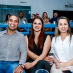 Com amigos e familiares, filiados do Simted comemoram o Dia do Professor com jantar e show