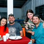 Com amigos e familiares, filiados do Simted comemoram o Dia do Professor com jantar e show