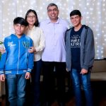 Com amigos e familiares, filiados do Simted comemoram o Dia do Professor com jantar e show