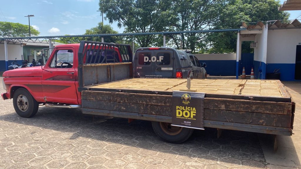 Amambai: DOF apreende 300 Kg de droga em fundo falso de F-4000