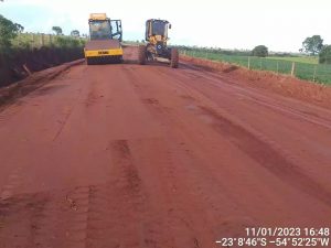 SEINFRA intensifica trabalhos de manutenção em estradas vicinais de Amambai