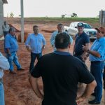 Chico Piroli e Dr. Bandeira acompanham trabalhos do Conisul em estrada rural de Amambai