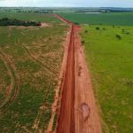 Chico Piroli e Dr. Bandeira acompanham trabalhos do Conisul em estrada rural de Amambai