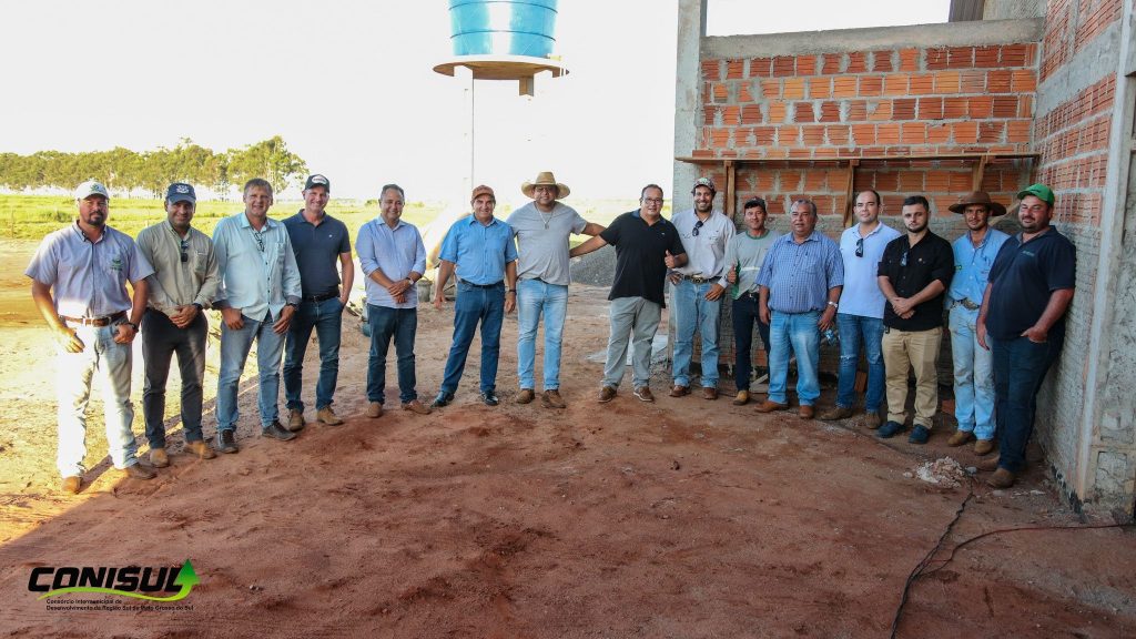 Chico Piroli e Dr. Bandeira acompanham trabalhos do Conisul em estrada rural de Amambai