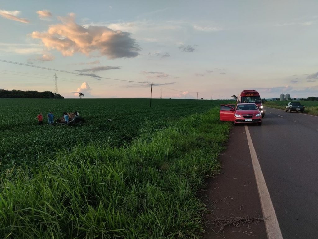 Bombeiros atendem vítimas de capotamento entre Amambai e Caarapó