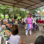 Lar do Idoso recebeu a visita da coelhinha da Páscoa na quinta-feira (6)