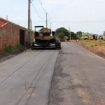 Prefeitura de Amambai intensifica frentes de asfalto no residencial Pôr do Sol II