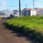 Corpo de Bombeiros de Amambai apagam incêndio em veículo