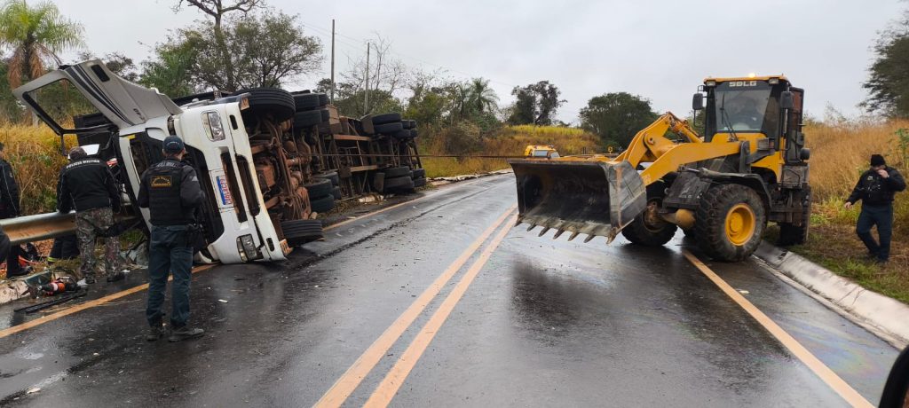 Carreta tomba na MS-156 e deixa duas pessoas feridas