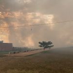 Bombeiros salvam vítimas de incêndio e esfaqueamento em meio à fumaça e chamas em Amambai