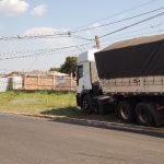 Caminhão sem freios colide com postes e interdita avenida em Amambai