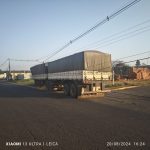 Caminhão sem freios colide com postes e interdita avenida em Amambai