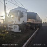 Caminhão sem freios colide com postes e interdita avenida em Amambai