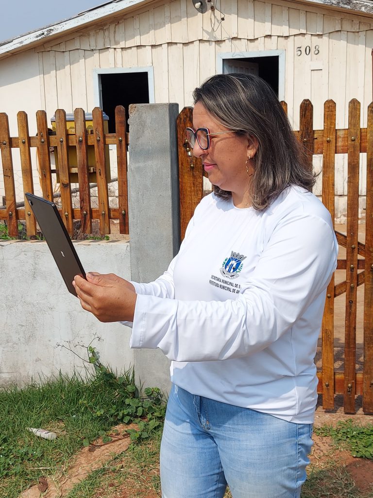 Prefeito Dr. Bandeira comemora entrega de tablets e camisetas para Agentes Comunitários de Saúde e de Endemias