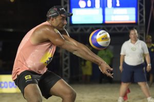 Beneficiário do Bolsa Atleta, Arthur Mariano é campeão da temporada 2024 do Circuito Brasileiro de Vôlei de Praia