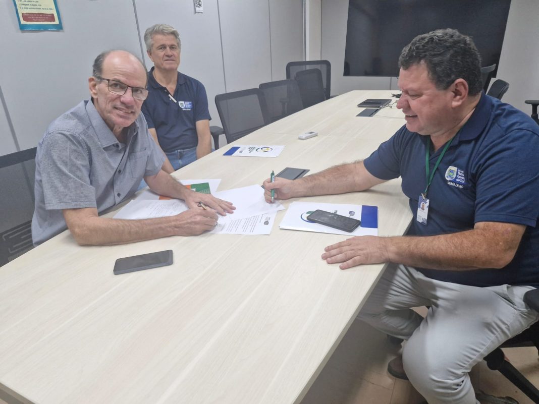 Prefeito Sérgio Barbosa ao lado do Coordenador David Lourenço, durante assinatura de convênio como Secretário Executivo de Agricultura Familiarda SEMADESC, Humberto de Mello.