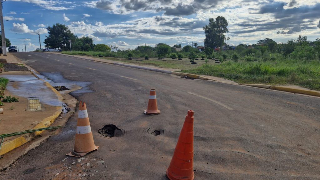 Prefeitura alerta população sobre erosão na via entre Pôr do Sol I e II e cobra reparos da empresa responsável