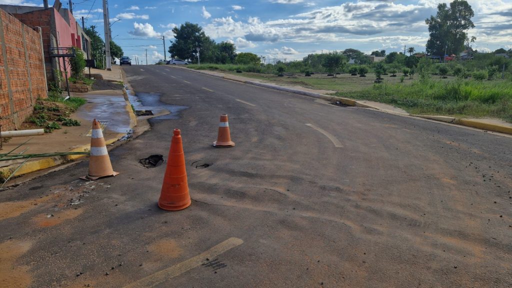 Prefeitura alerta população sobre erosão na via entre Pôr do Sol I e II e cobra reparos da empresa responsável