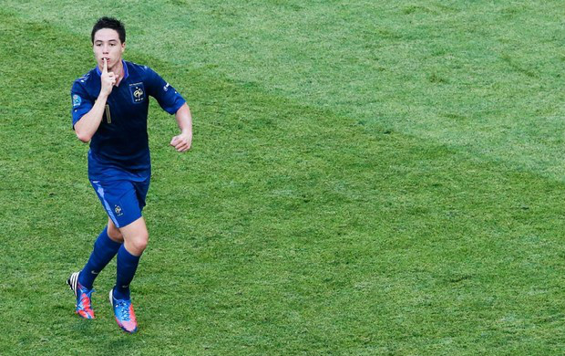 Nasri faz sinal de silêncio para ingleses depois de anotar o gol de empate(Foto: Agência Reuters)