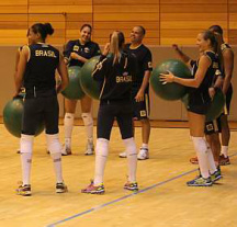 Seleção feminina já treina no Japão