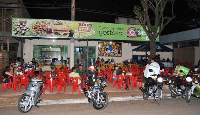 Souza Lanches, com diversas opções de lanches e porções para toda a família. Foto: Moreira Produções.