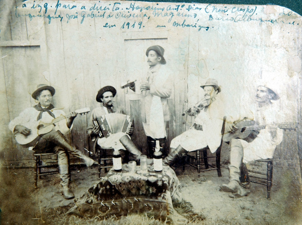 Músicos, foto de 1919, feita pelo melhor fotografo da época, sr. Albertinho Braud, filho de imigrantes franceses. A mãe do Christiano (Bortolotto) é neta do Albertinho. Os nomes dos músicos estão escritos na foto. Lourino com a sanfona, Dario no violao eNene Crespo. O Lourino era irmão da minha avó paterna e são oriundos do RS,  chegando aqui no Ano de 1.900.