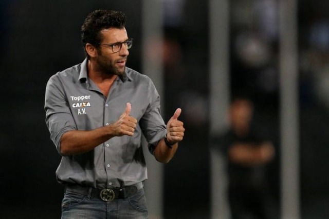 Botafogo, de Alberto Valentim, quer se recuperar na competição (Foto: Gazetapress)