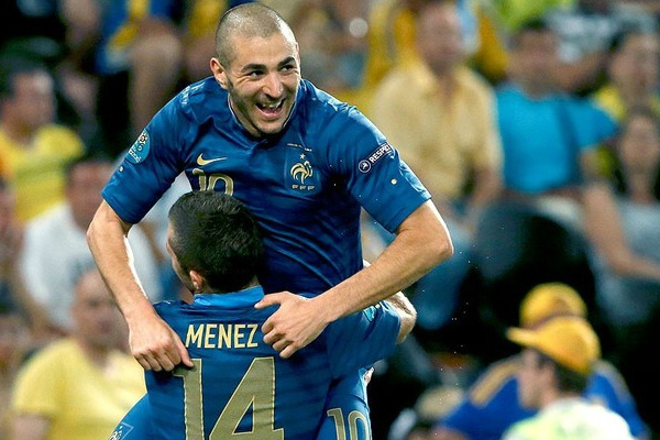 Jeremy Menez e Benzema comemoram gol da França (Foto: Reuters)