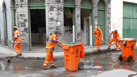 Garis trabalham na região do centro do Rio de Janeiro (Foto: Gustavo Azevedo/Agência O Globo )