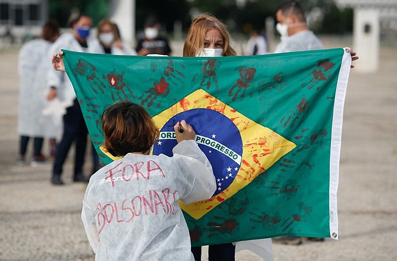 Enfermeiras e enfermeiros protestam em Brasília contra a política de descaso do governo Bolsonaro frente à pandemia - Sergio Lima/ AFP