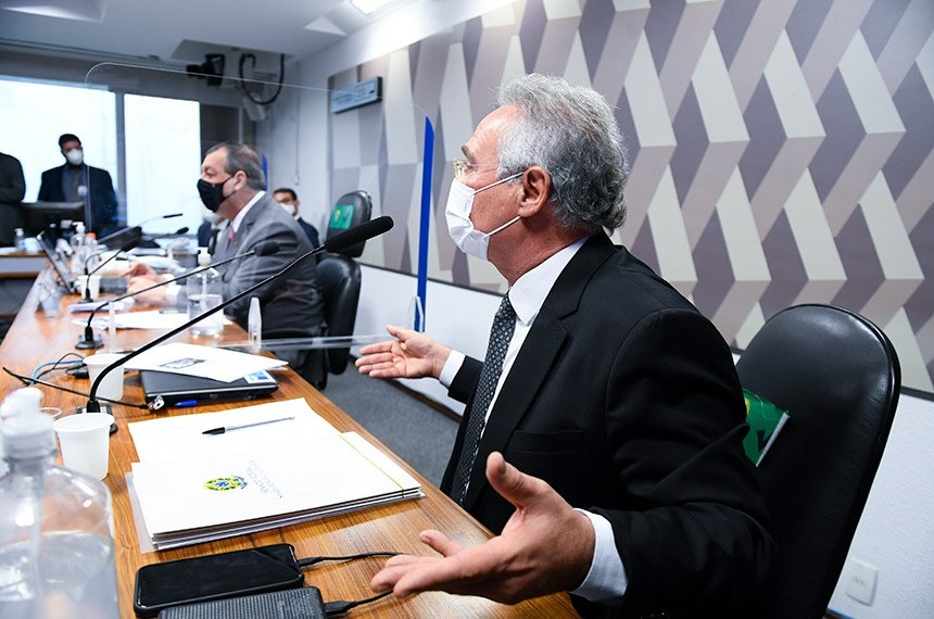 O relator da CPI da Pandemia, Renan Calheiros, durante a audiência desta quarta-feira; ao fundo, o presidente da CPI, Omar Aziz/ Foto: Jefferson Rudy/Agência Senado›