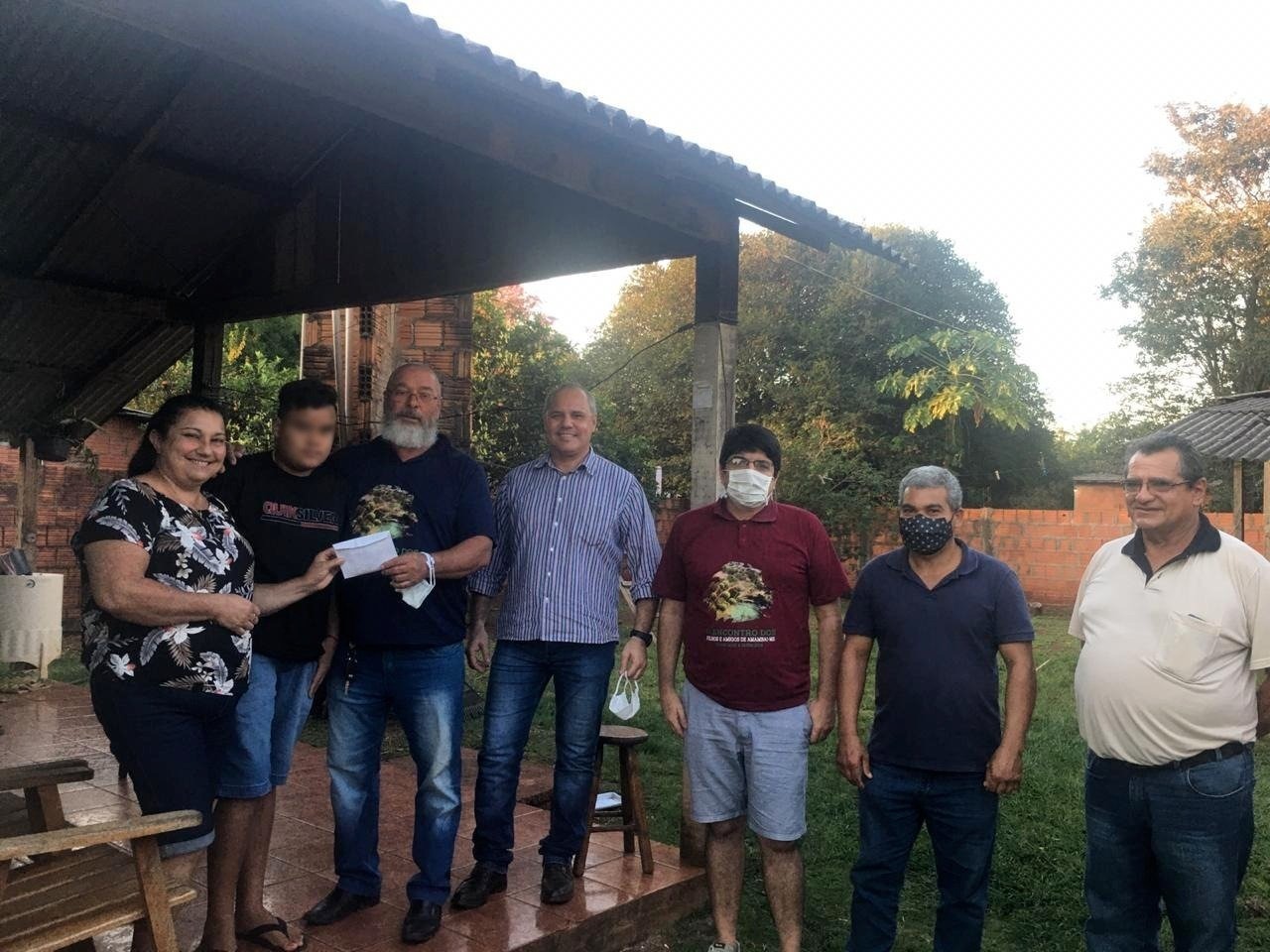 Membros do CAV junto de Matheus e sua mãe/ação beneficente, em prol do menino, realizada em 2020 / Foto: CAV